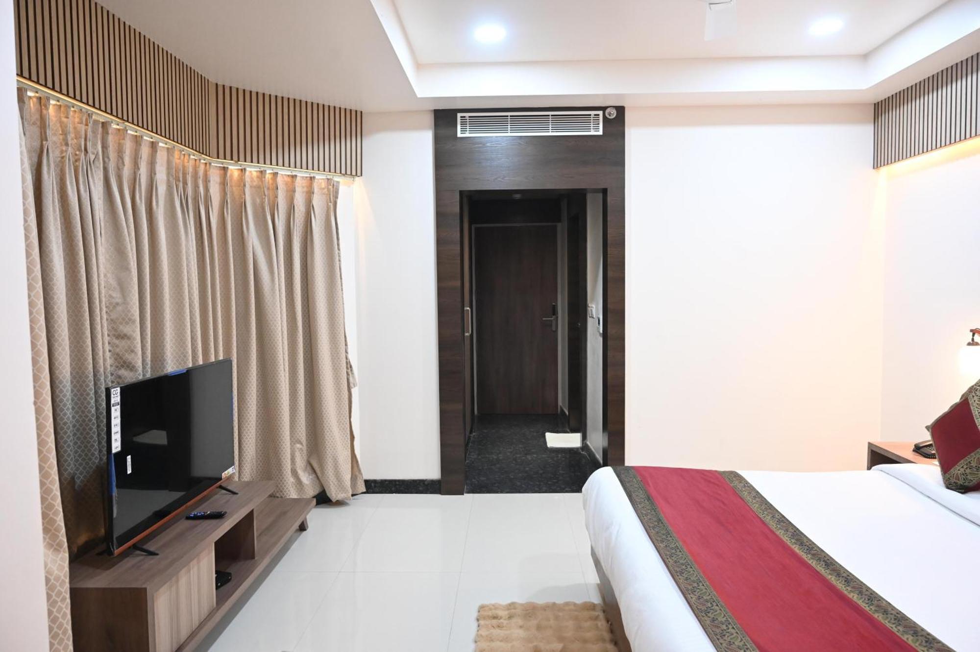 Hotel Sainik Grand Varanasi Exterior photo