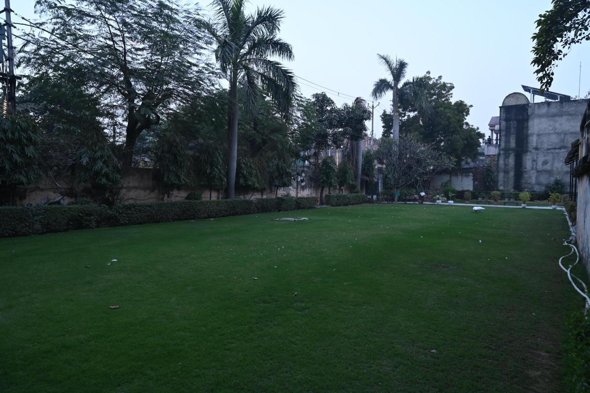 Hotel Sainik Grand Varanasi Exterior photo