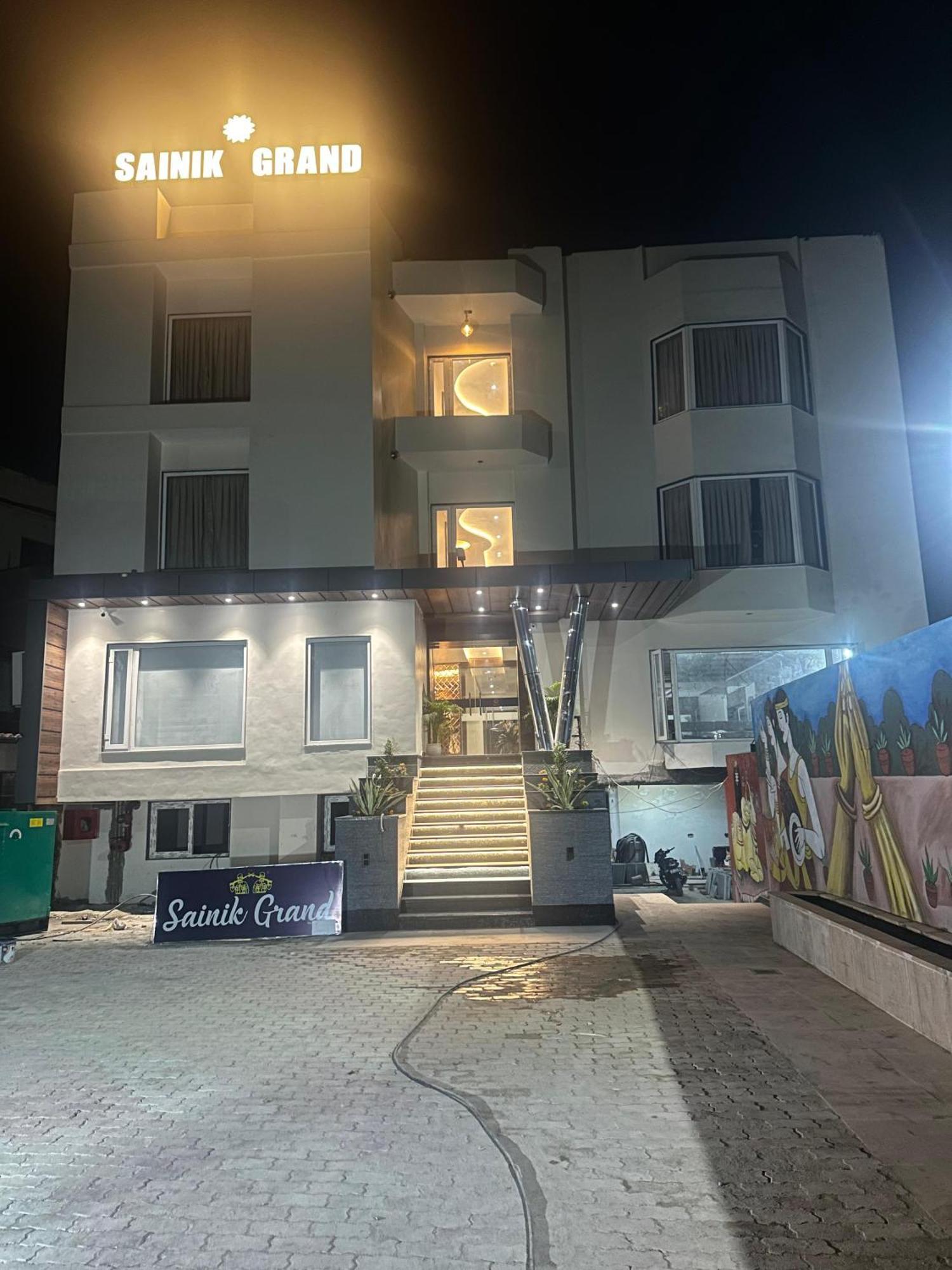 Hotel Sainik Grand Varanasi Exterior photo