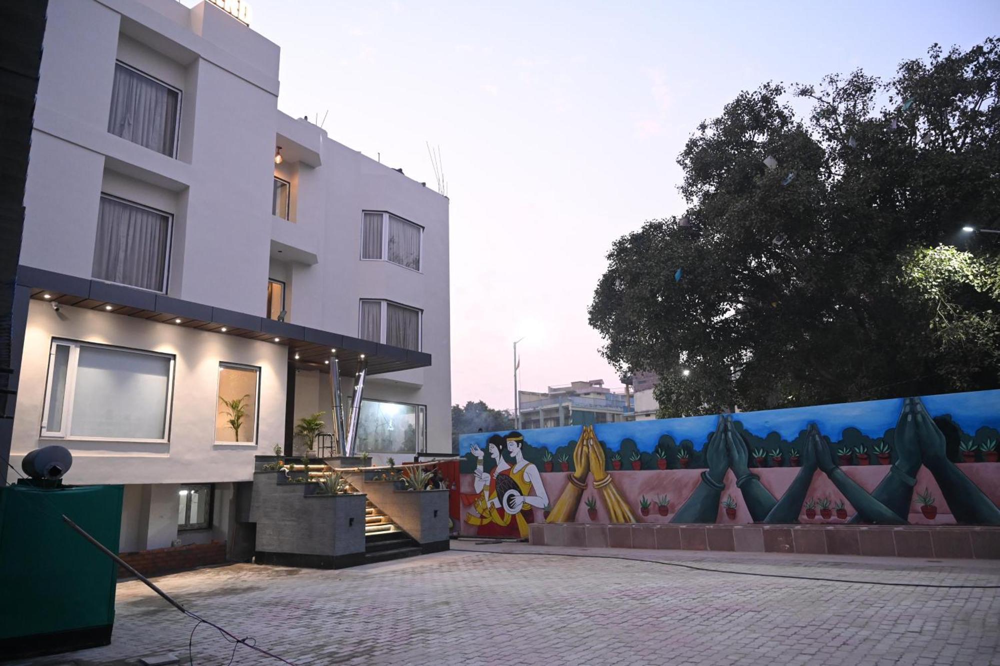 Hotel Sainik Grand Varanasi Exterior photo