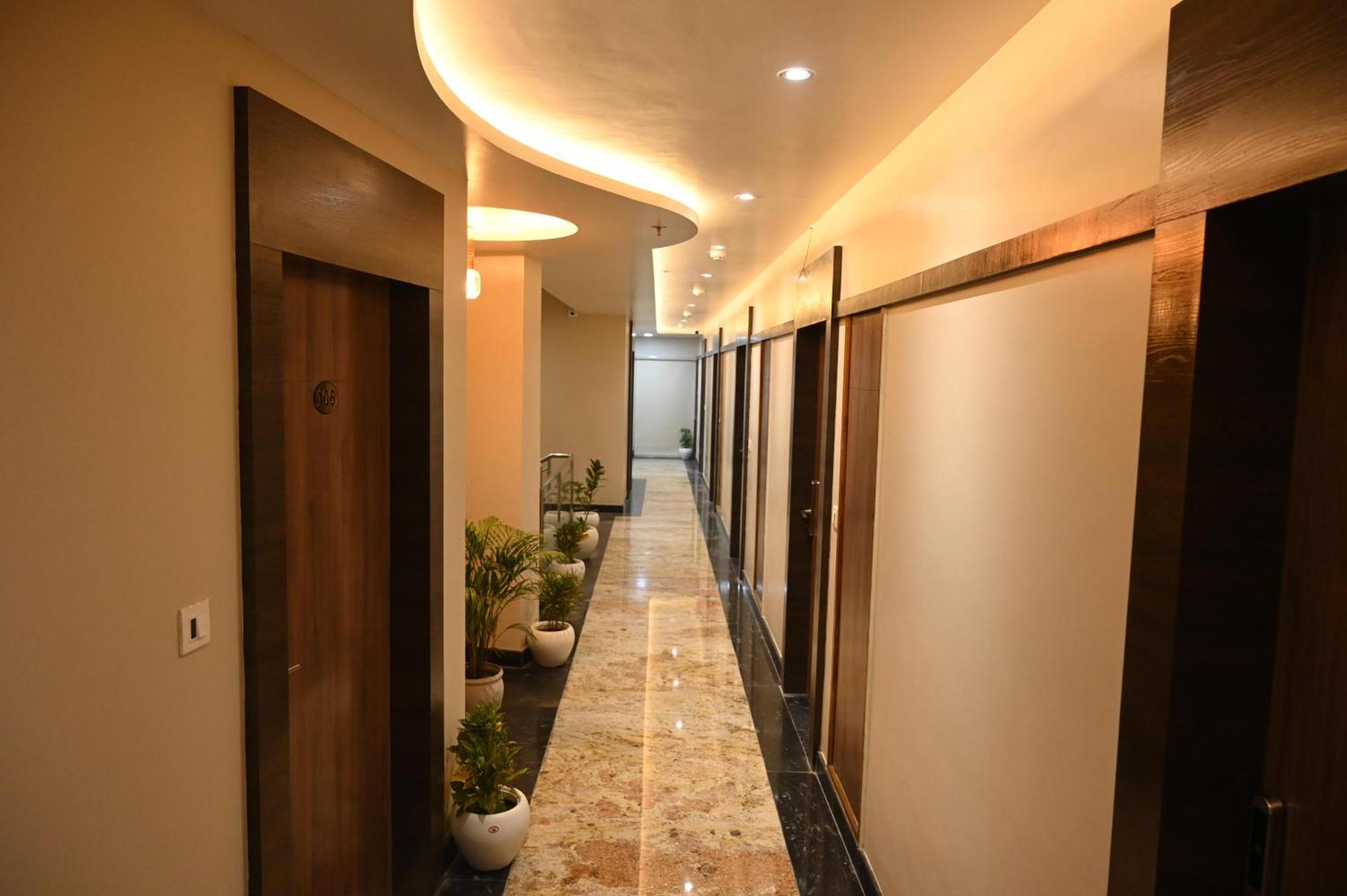 Hotel Sainik Grand Varanasi Exterior photo