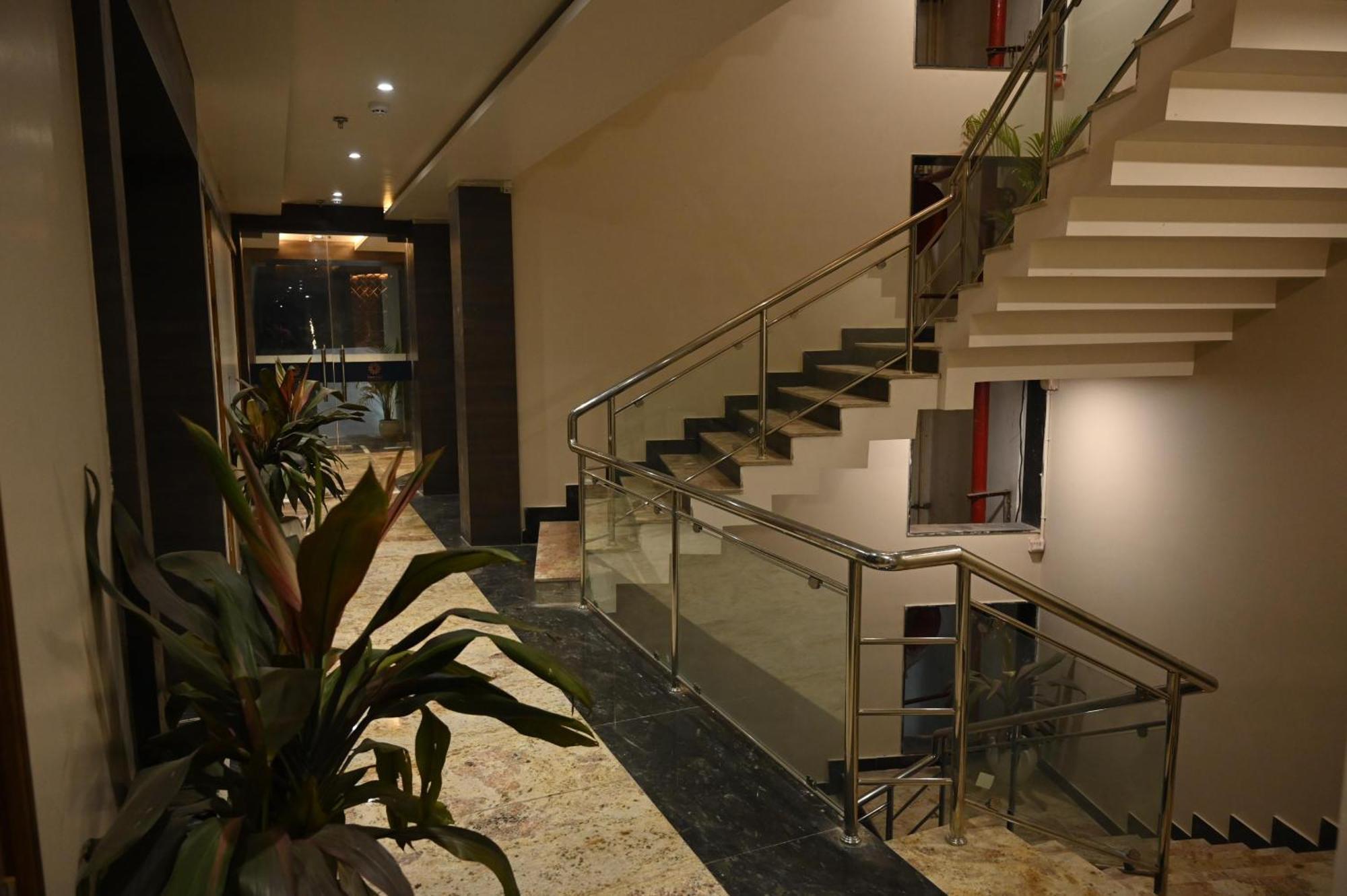 Hotel Sainik Grand Varanasi Exterior photo