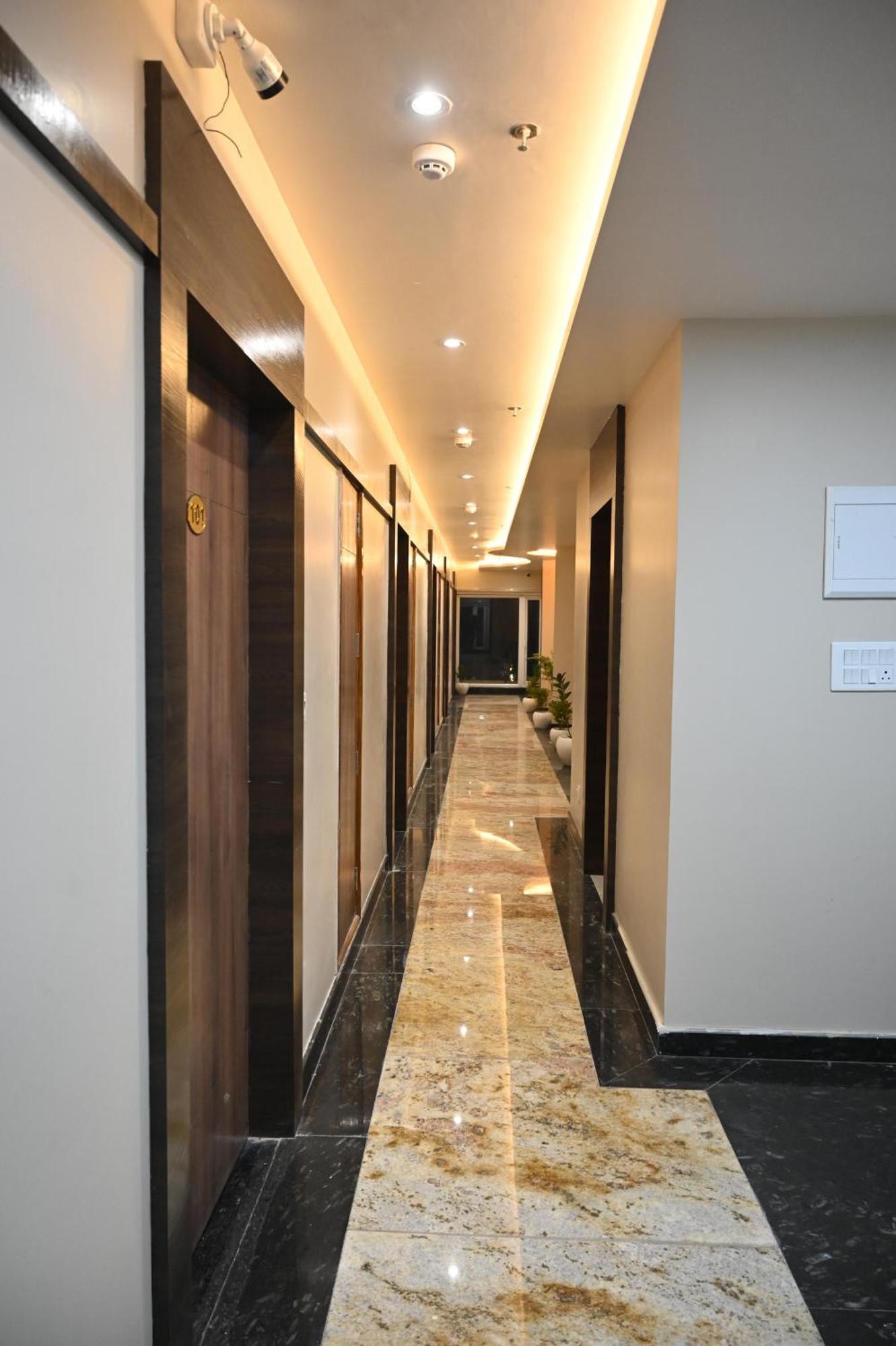 Hotel Sainik Grand Varanasi Exterior photo