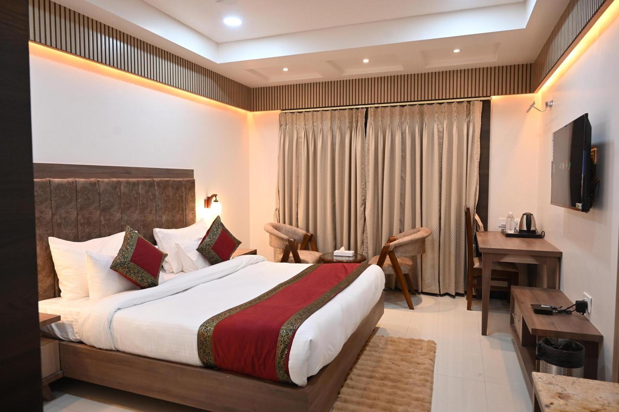 Hotel Sainik Grand Varanasi Exterior photo