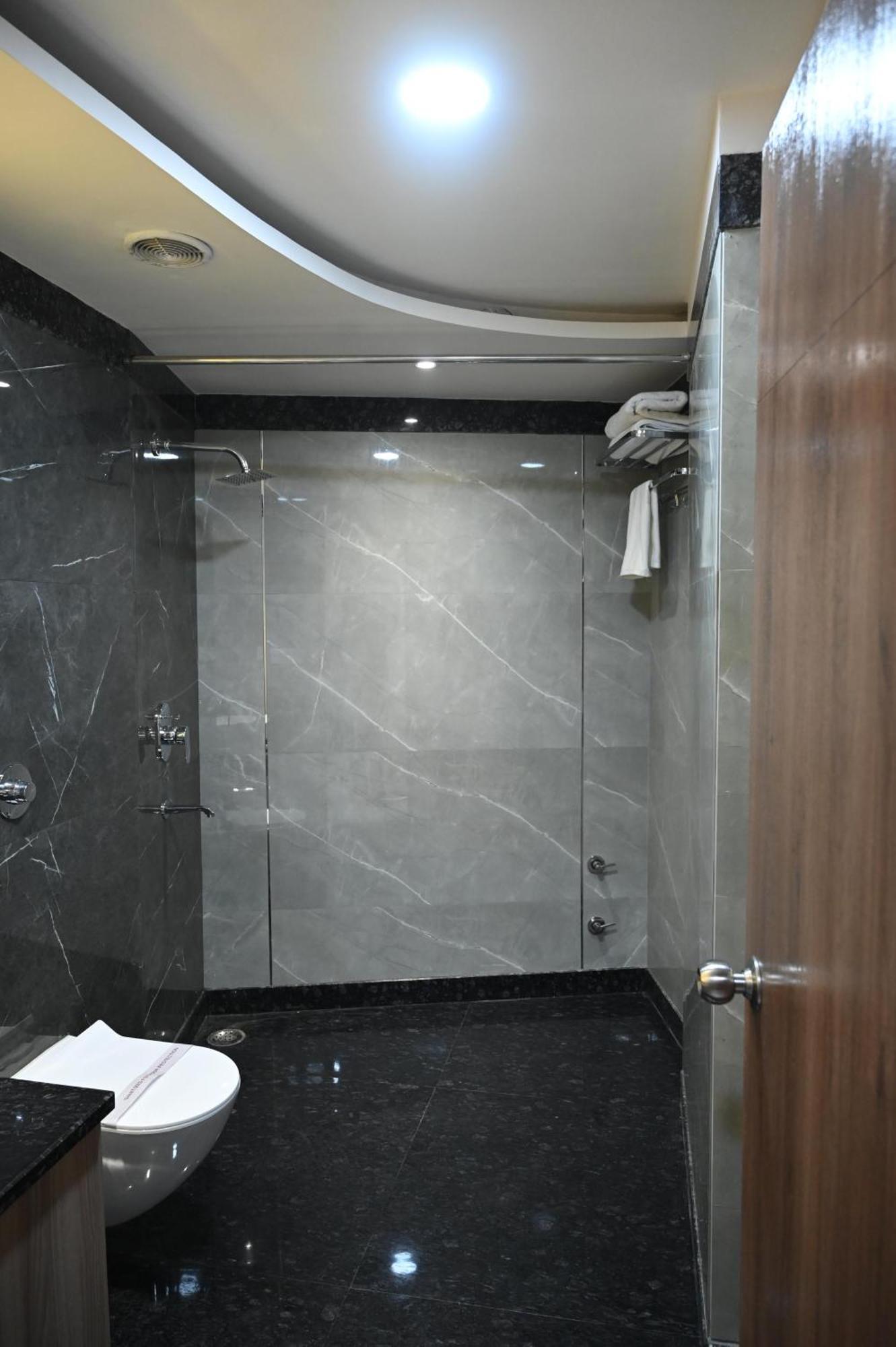 Hotel Sainik Grand Varanasi Exterior photo