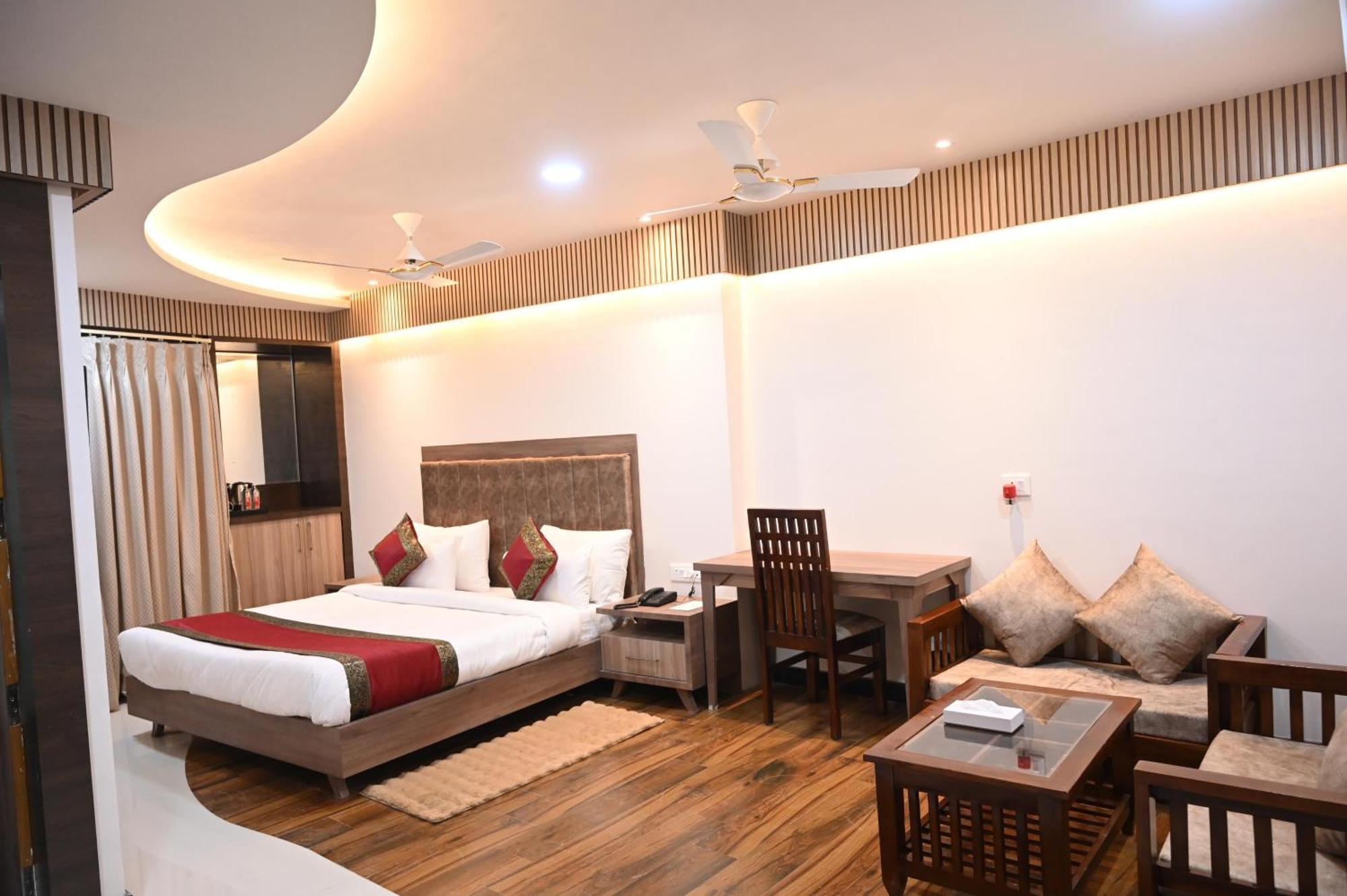 Hotel Sainik Grand Varanasi Exterior photo