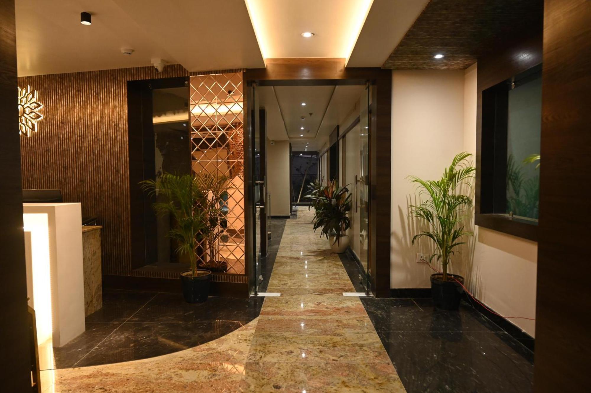 Hotel Sainik Grand Varanasi Exterior photo