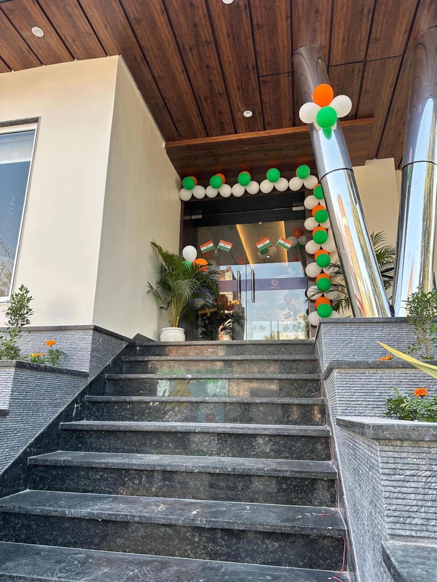 Hotel Sainik Grand Varanasi Exterior photo