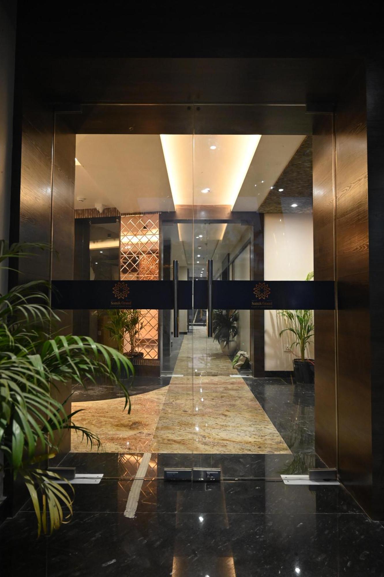 Hotel Sainik Grand Varanasi Exterior photo
