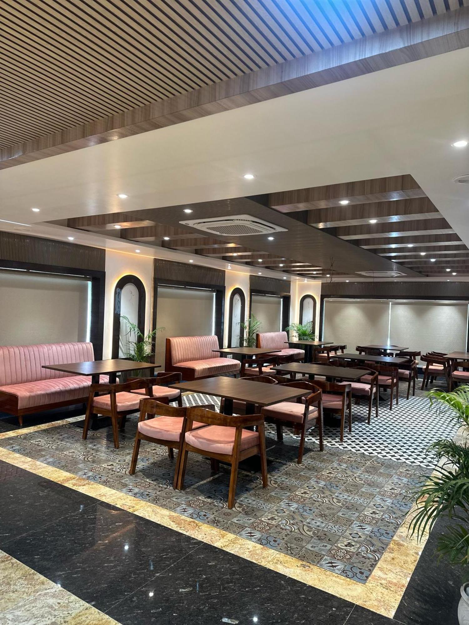 Hotel Sainik Grand Varanasi Exterior photo