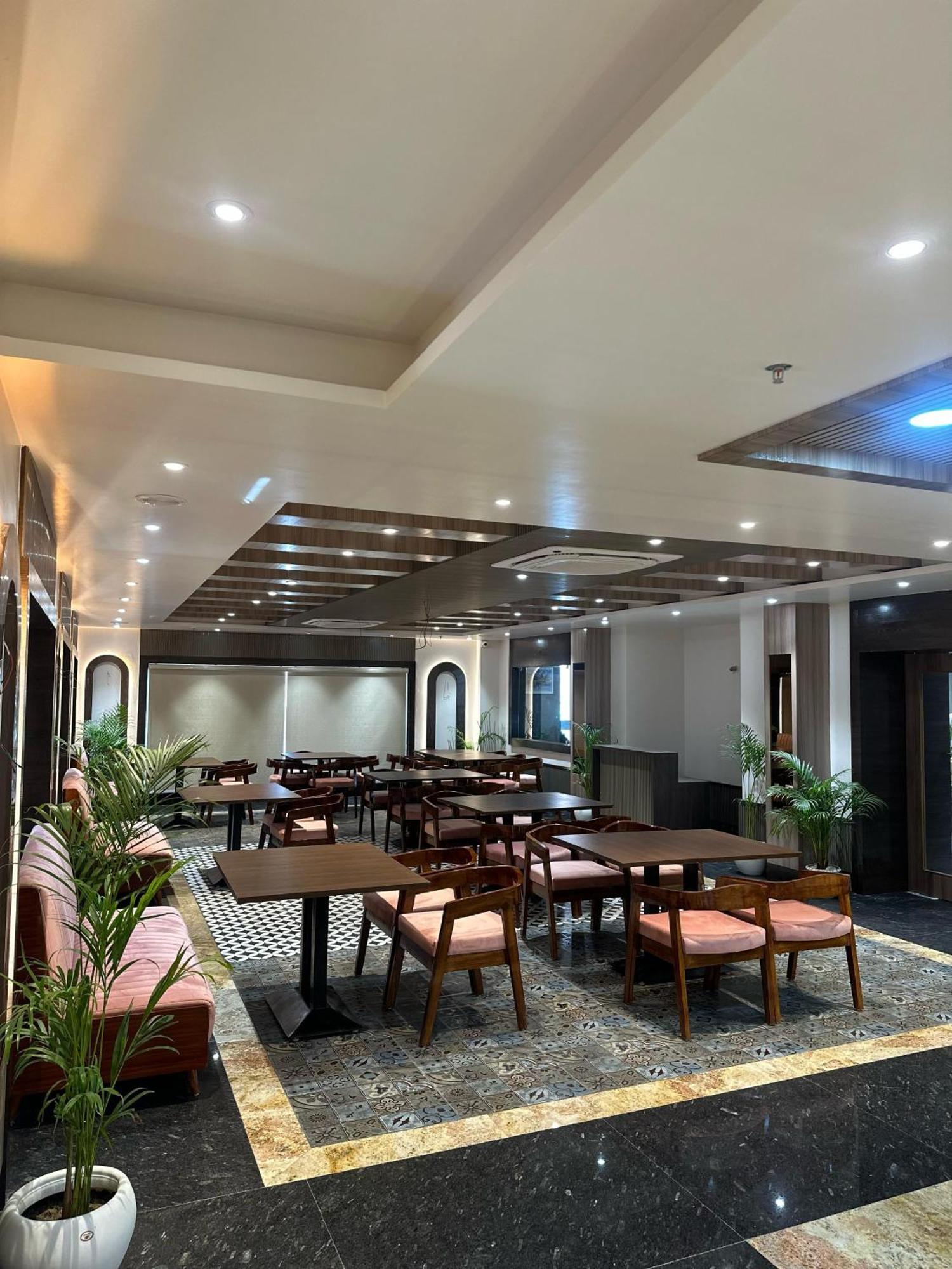 Hotel Sainik Grand Varanasi Exterior photo