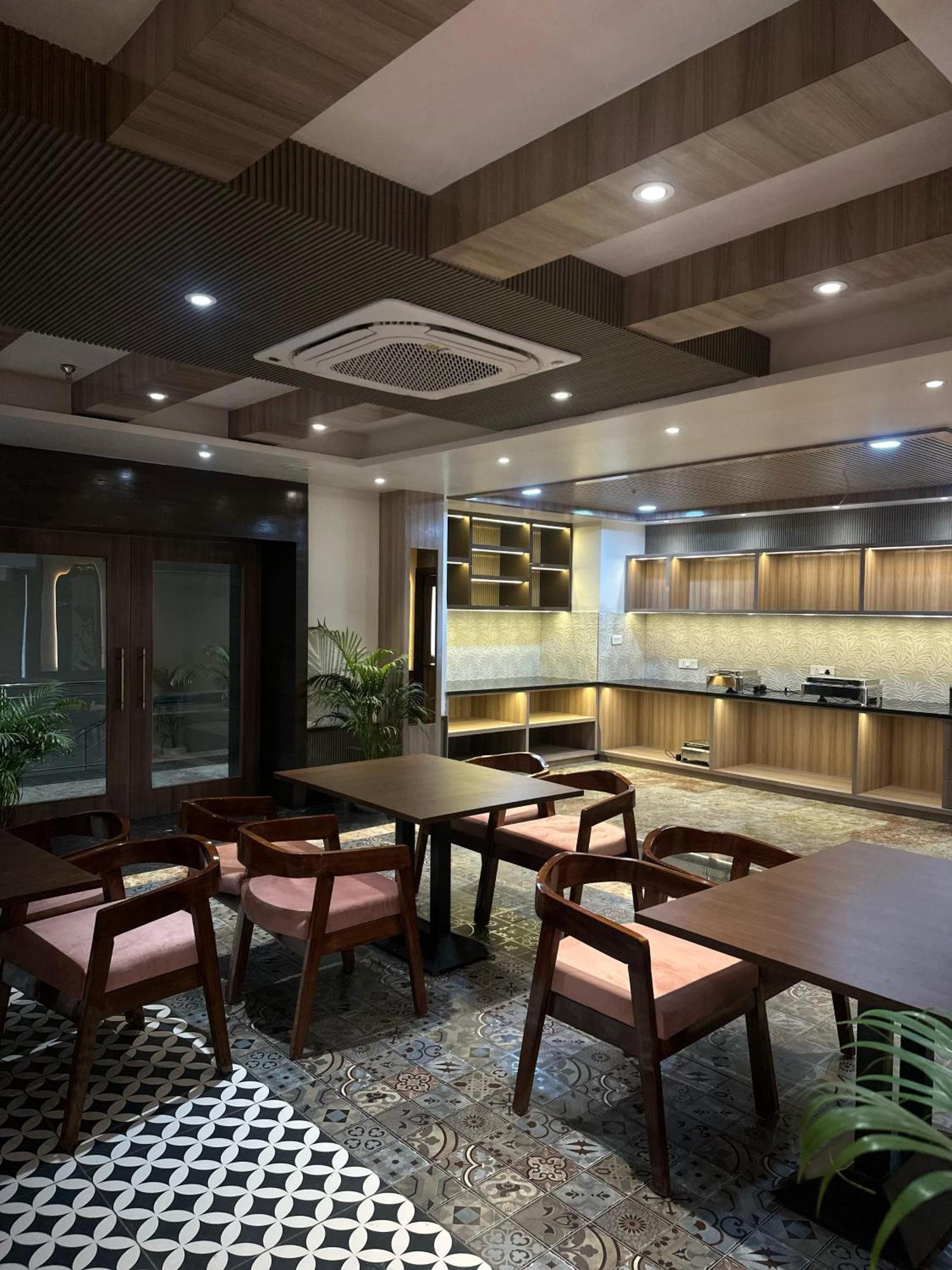 Hotel Sainik Grand Varanasi Exterior photo