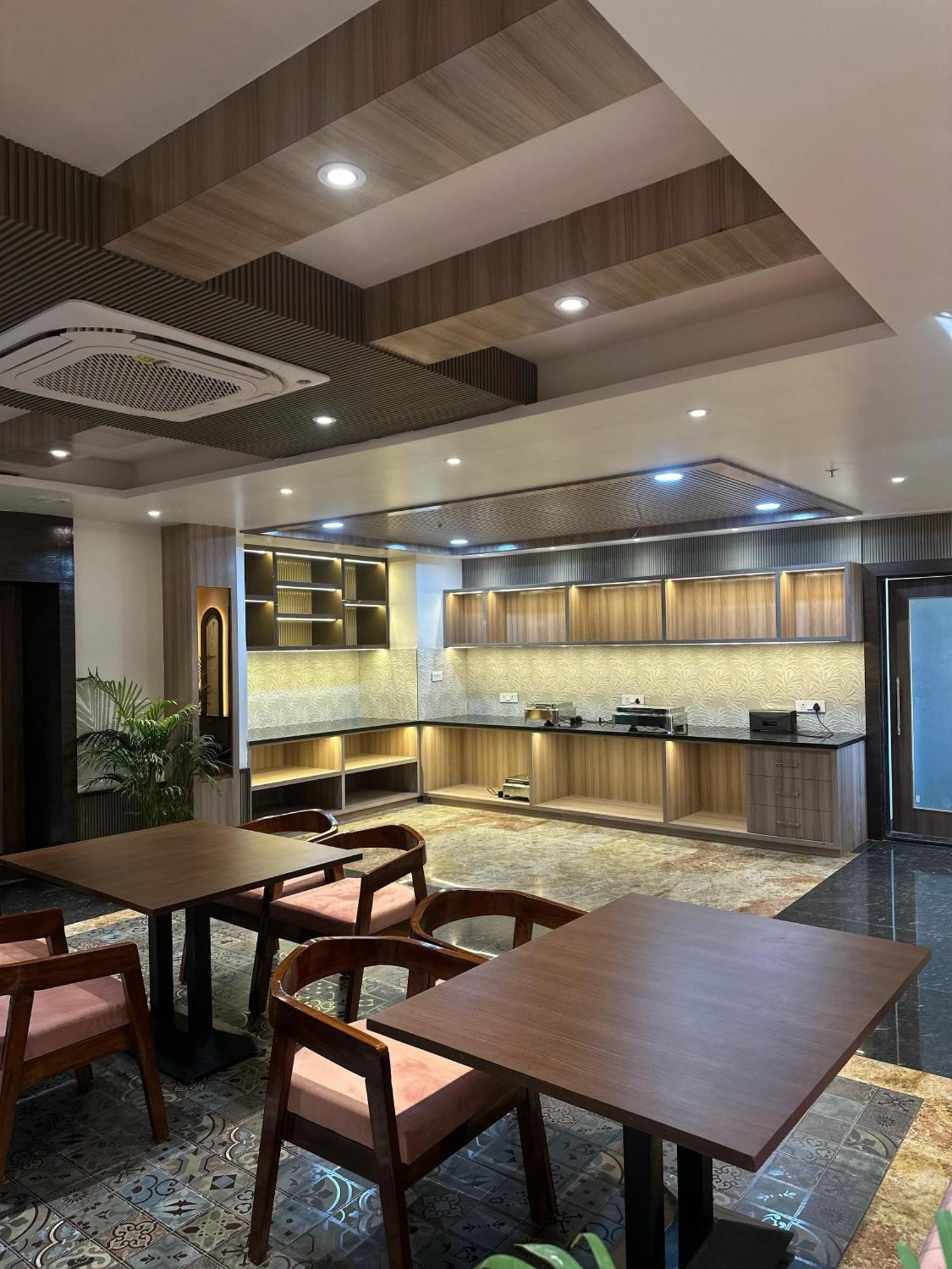Hotel Sainik Grand Varanasi Exterior photo