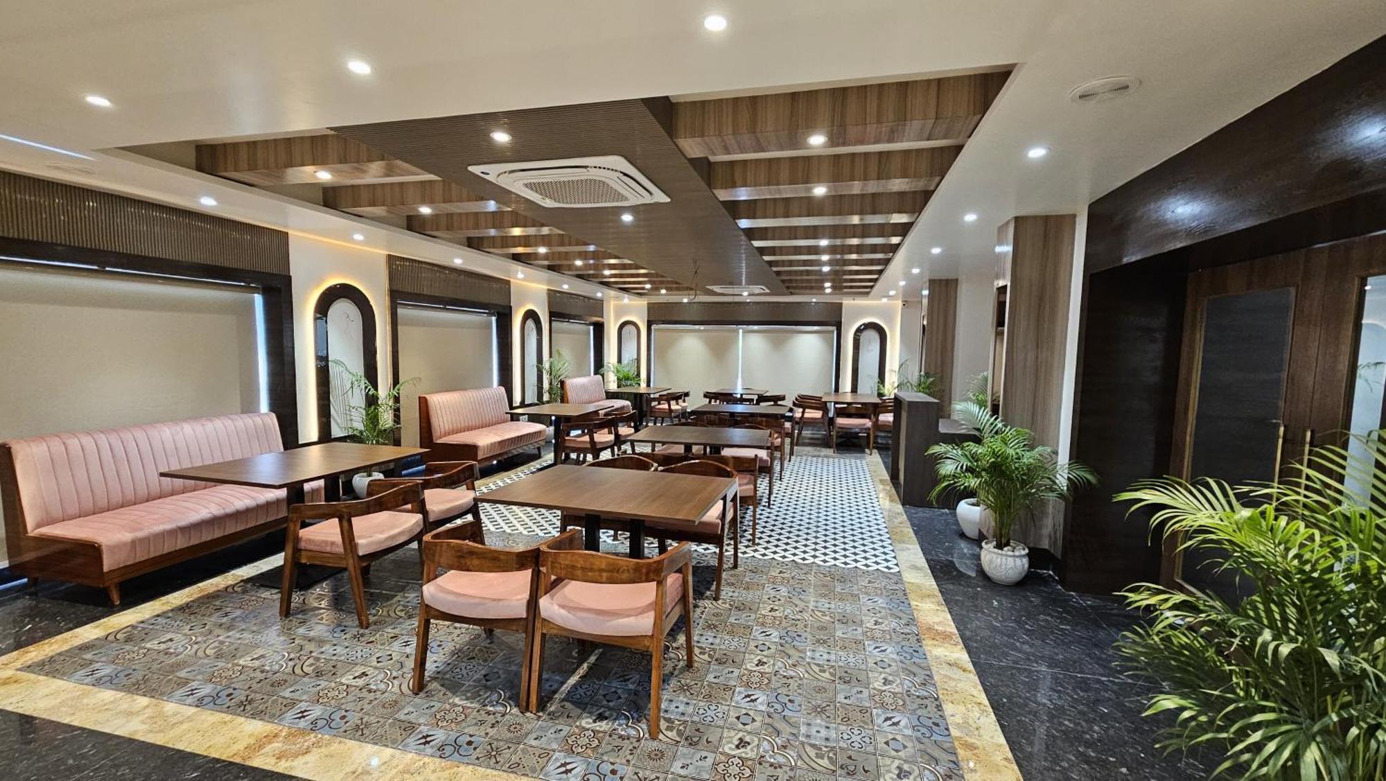 Hotel Sainik Grand Varanasi Exterior photo