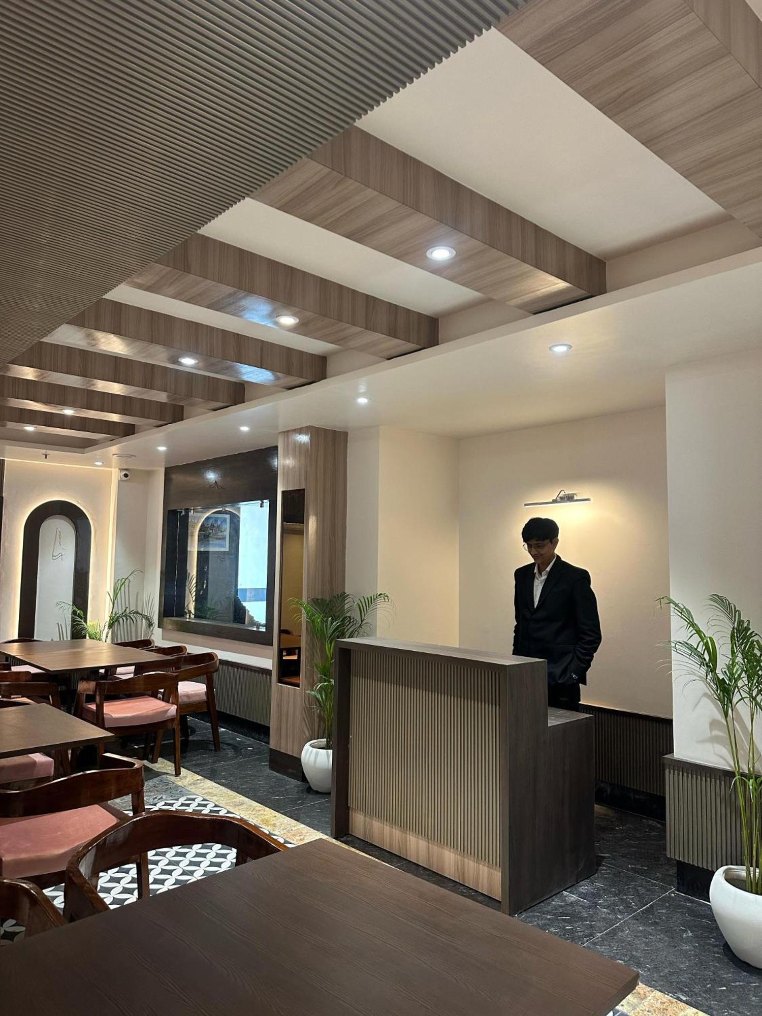 Hotel Sainik Grand Varanasi Exterior photo