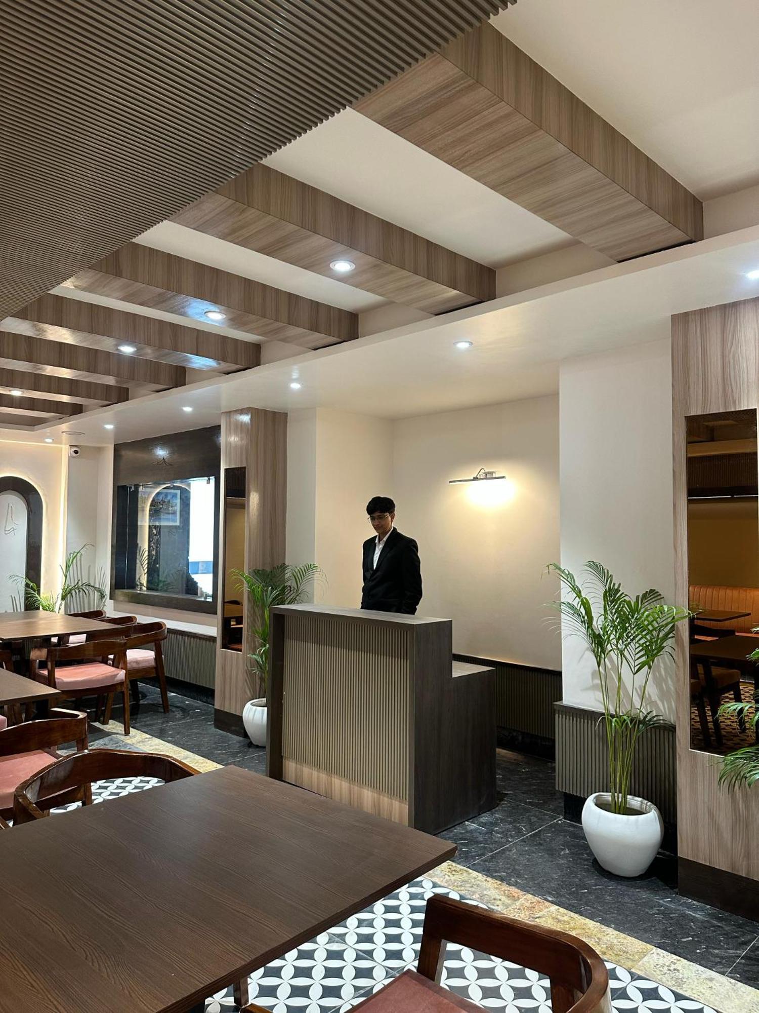 Hotel Sainik Grand Varanasi Exterior photo