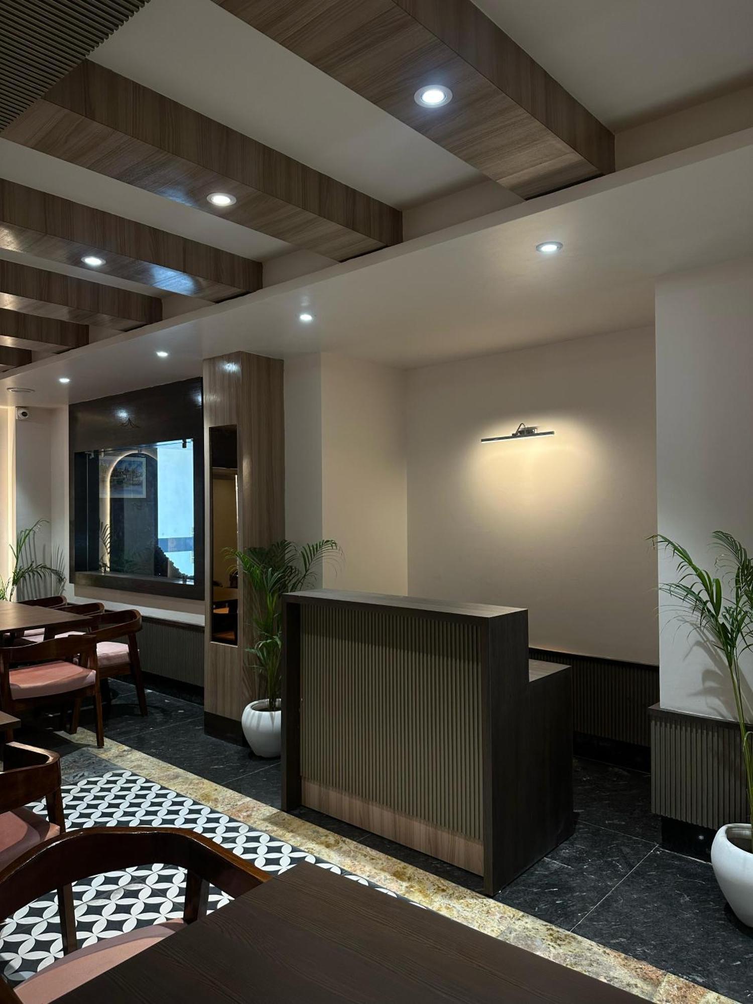 Hotel Sainik Grand Varanasi Exterior photo