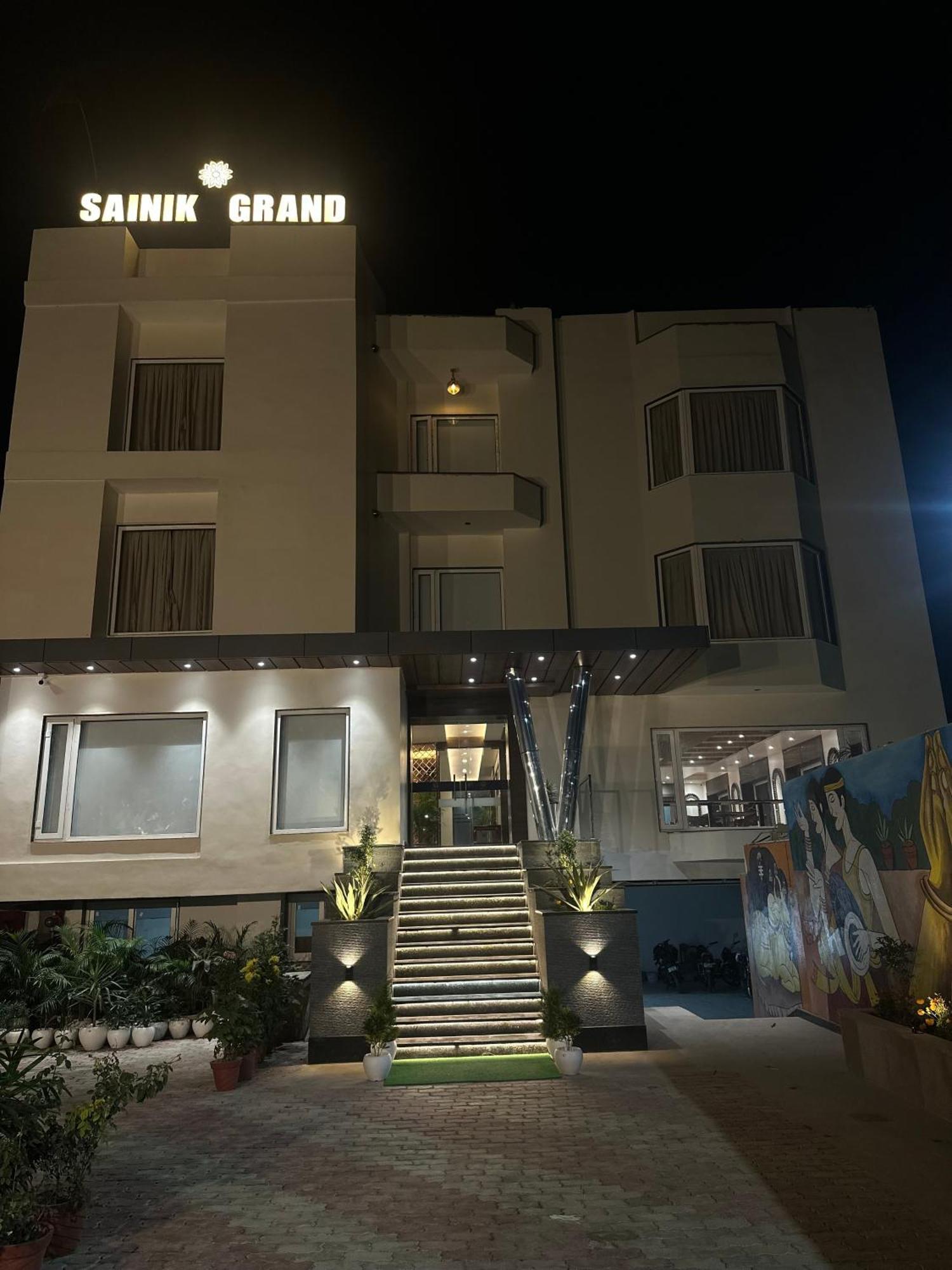 Hotel Sainik Grand Varanasi Exterior photo